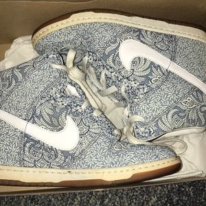 Women’s 8.5 sneaker wedge